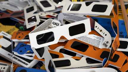 Vous ne voulez pas louper l'éclipse solaire du 12 août ? On répond à sept questions pas si bêtes sur les lunettes de protection