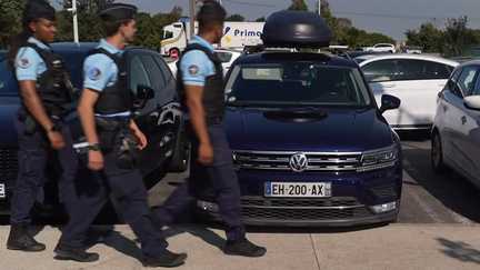 Départs en vacances : les gendarmes sensibilisent les automobilistes aux risques de vol et aux jets de mégots