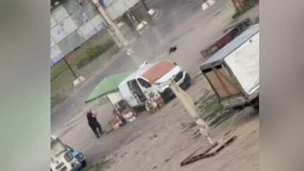 En Ukraine, une vidéo diffusée par les autorités montre un homme pris en chasse par un drone à Kherson