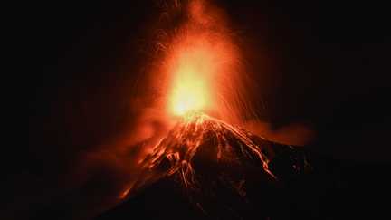 Coulée de lave, colonne de gaz et nuages de cendres : au Guatemala, l'éruption du volcan de Fuego ravive la peur des habitants