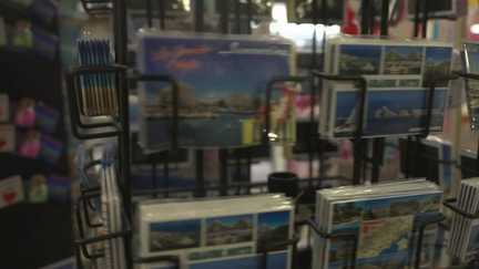 Cartes postales, bracelets, magnets… Allez-vous ramener des souvenirs de vos vacances ?