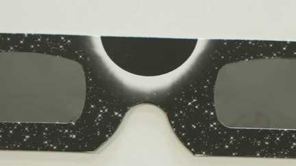 Comment sont fabriquées les lunettes spécialisées pour regarder l'éclipse solaire ?