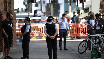La femme soupçonnée d'avoir poignardé quatre hommes à Londres mercredi a été inculpée et placée en détention provisoire