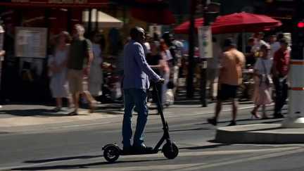 Trottinettes électriques : le casque et le gilet réfléchissant deviennent obligatoires à Paris
