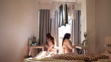 Face à la crise du logement en Chine, ils partagent leur lit