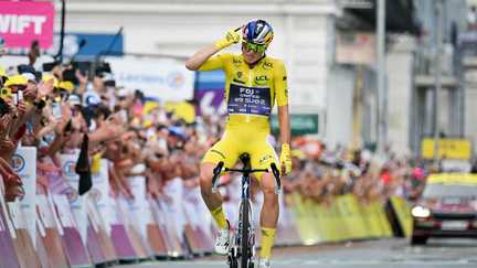 Demi Vollering parachève son deuxième sacre sur le Tour de France femmes en remportant la 9e et dernière étape en solitaire
