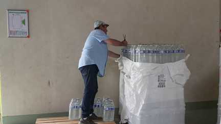 Pénurie d’eau et distribution de bouteilles à Meyrueis en Lozère