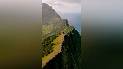 Corvo, un cratère au milieu de l'Atlantique