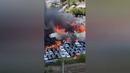 Quand un parking d'aéroport part en fumée