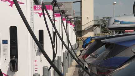 Sur l'autoroute, les bornes de recharges prises d'assaut
