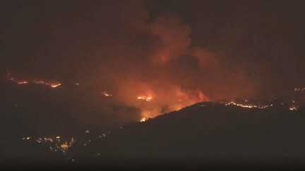 L'Espagne lutte contre un incendie menaçant un monastère millénaire, des renforts français attendus