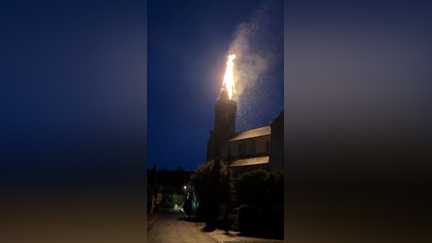 Frappé par la foudre, le clocher d’une église en flammes dans l’Aveyron