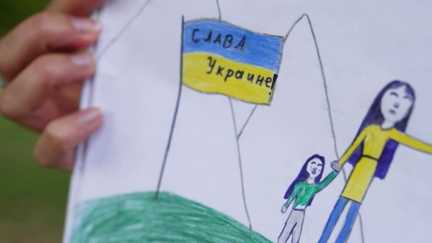 Après un dessin contre la guerre, Maria et son père ont fui la Russie pour trouver refuge en France