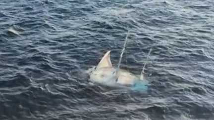 Au large de l'île d'Yeu, les recherches se poursuivent pour tenter d'éclaircir le mystère du voilier retrouvé vide en pleine mer