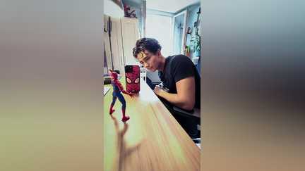 Il rejoue Spider-Man en stop-motion et rencontre les acteurs du film