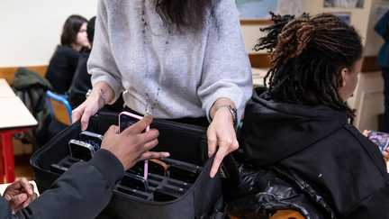L'interdiction des téléphones portables dans les lycées