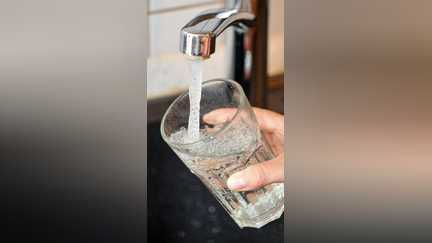 Pourquoi l'eau du robinet est-elle chaude ?