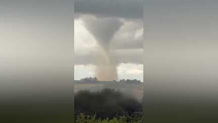 Une impressionnante tornade balaye l'Aude