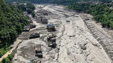 Des inondations soudaines au Népal et en Chine font près d'une centaine de morts, plus de 400 touristes portés disparus