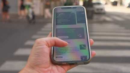 Verbaliser les piétons qui traversent le nez sur leur smartphone, la proposition fait débat en Italie