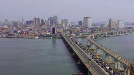 Au Nigeria, la vie effrénée de Lagos, l'une des plus grandes métropoles du continent africain