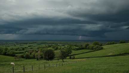 Vingt-trois départements placés en vigilance orange aux orages jeudi après-midi, la Corse en alerte canicule