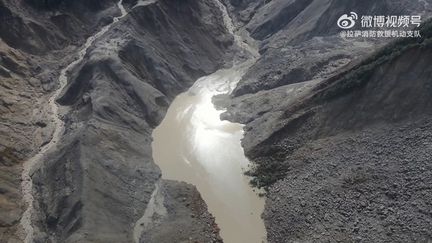 Crues meurtrières au Népal : la police lance une alerte aux inondations après avoir été informée de la rupture d'un lac au Tibet