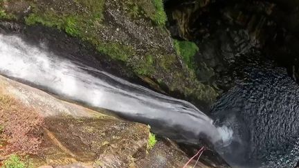 À 70 mètres du sol, la descente vertigineuse du canyoning dans les cascades de la Réunion