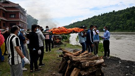 Crues au Népal : le bilan passe à 903 morts et 4 247 disparus, des identifications toujours en cours