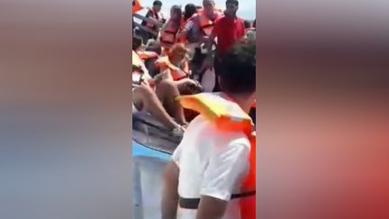 Huit morts et dix-sept disparus dans un naufrage