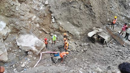Au Népal, près d'un millier d'ouvriers portés disparus dans les infrastructures hydroélectriques recouvertes de boue