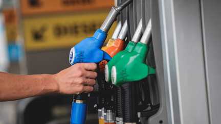 Les prix du carburant poursuivent leur léger recul et perdent 2 centimes en moyenne en 24h
