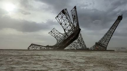 Burning Man : une Tour Eiffel géante surgit dans le désert du Nevada