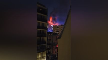 Les images spectaculaires d'un violent incendie à Paris