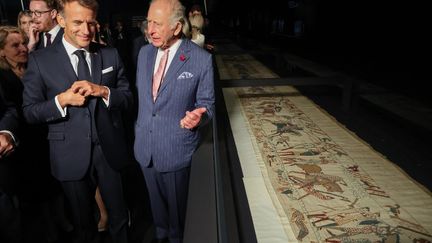 Emmanuel Macron inaugure l'exposition de la tapisserie de Bayeux à Londres et qualifie ce prêt de