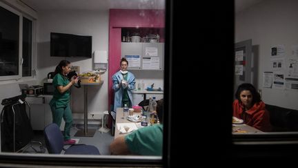 Le travail en horaires atypiques a des impacts négatifs sur la santé, la vie sociale et la vie de famille, alerte l'Anses
