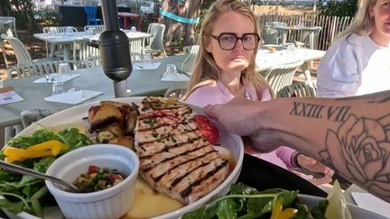 Face aux avis négatifs sur internet, des restaurateurs ont trouvé la formule : du rap, dans un clip vidéo devenu viral