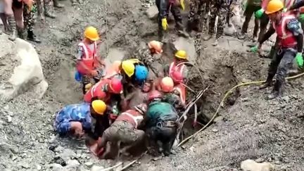 Crues au Népal : deux ouvriers retrouvés en vie après neuf jours dans un tunnel
