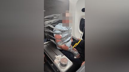 Un passager agressif scotché à son siège