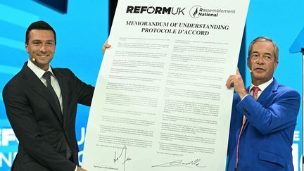 On vous résume la passe d'armes entre Jordan Bardella et ses adversaires après la signature d'un accord sur l'immigration avec Nigel Farage