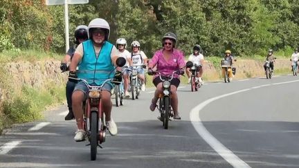 Rassemblements, vidéos virales… La mobylette fait un retour gagnant sur les routes françaises