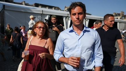 VRAI OU FAUX. Gabriel Attal, candidat à l'élection présidentielle 2027, a-t-il le droit de promouvoir sa candidature un verre d'alcool à la main ?