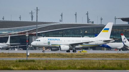 L'avion qui transportait le président ukrainien Volodymyr Zelensky a failli être touché par un drone en Moldavie