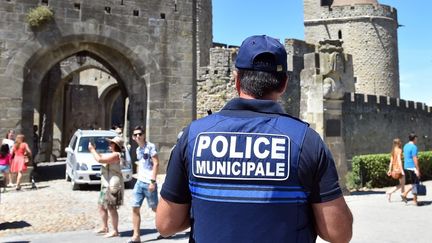 Ancien parachutiste de l'armée, engagé au RN, partisan d'une insurrection armée... Qui est César R., le policier mis en cause à Carcassonne pour des propos haineux ?
