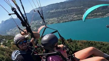 Le parapente, un moyen de découvrir le lac d'Annecy par les airs