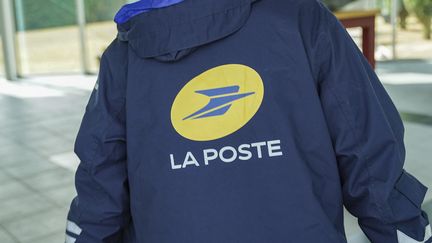 Pourquoi a-t-il renoncé à le distribuer ? Un facteur remplaçant abandonne 62 kilos de courrier dans une forêt du Doubs
