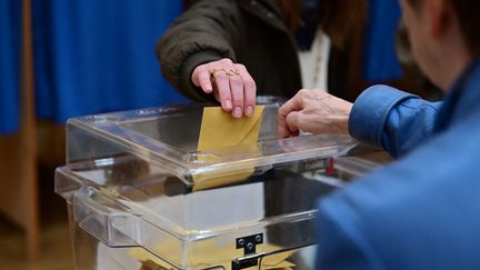 Une armée de bots russes va cibler les prochaines élections en France et en Allemagne, prévient la Suède