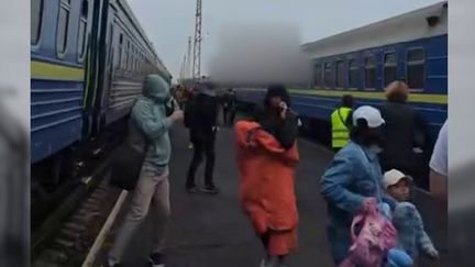 La Russie frappe un train à 800 mètres de la frontière polonaise