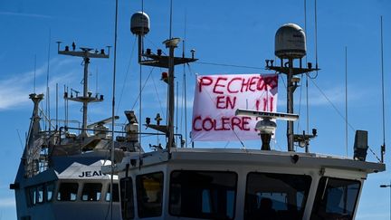 Mobilisations en France : les pêcheurs bloquent un dépôt pétrolier à Fos-sur-Mer, des policiers s'apprêtent à manifester à Paris