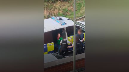 Un agent de police gifle une femme lors d'une arrestation